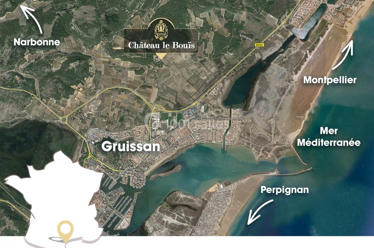 Carte aérienne localisant Gruissan près de la Méditerranée, entre Narbonne, Montpellier et Perpignan, avec le Château le…