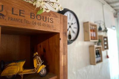 Fauteuils en rotin avec coussins blancs disposés dans un cadre naturel entouré d'arbres et de végétation.