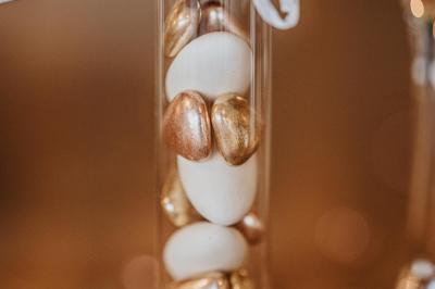 Fauteuils en rotin avec coussins blancs disposés dans un cadre naturel entouré d'arbres et de végétation.