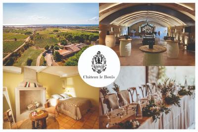 Fauteuils en rotin avec coussins blancs disposés dans un cadre naturel entouré d'arbres et de végétation.