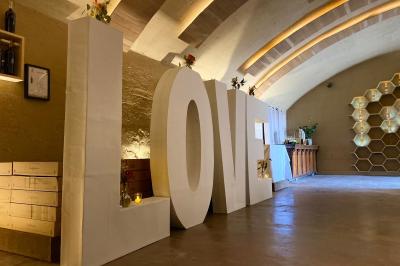 Fauteuils en rotin avec coussins blancs disposés dans un cadre naturel entouré d'arbres et de végétation.