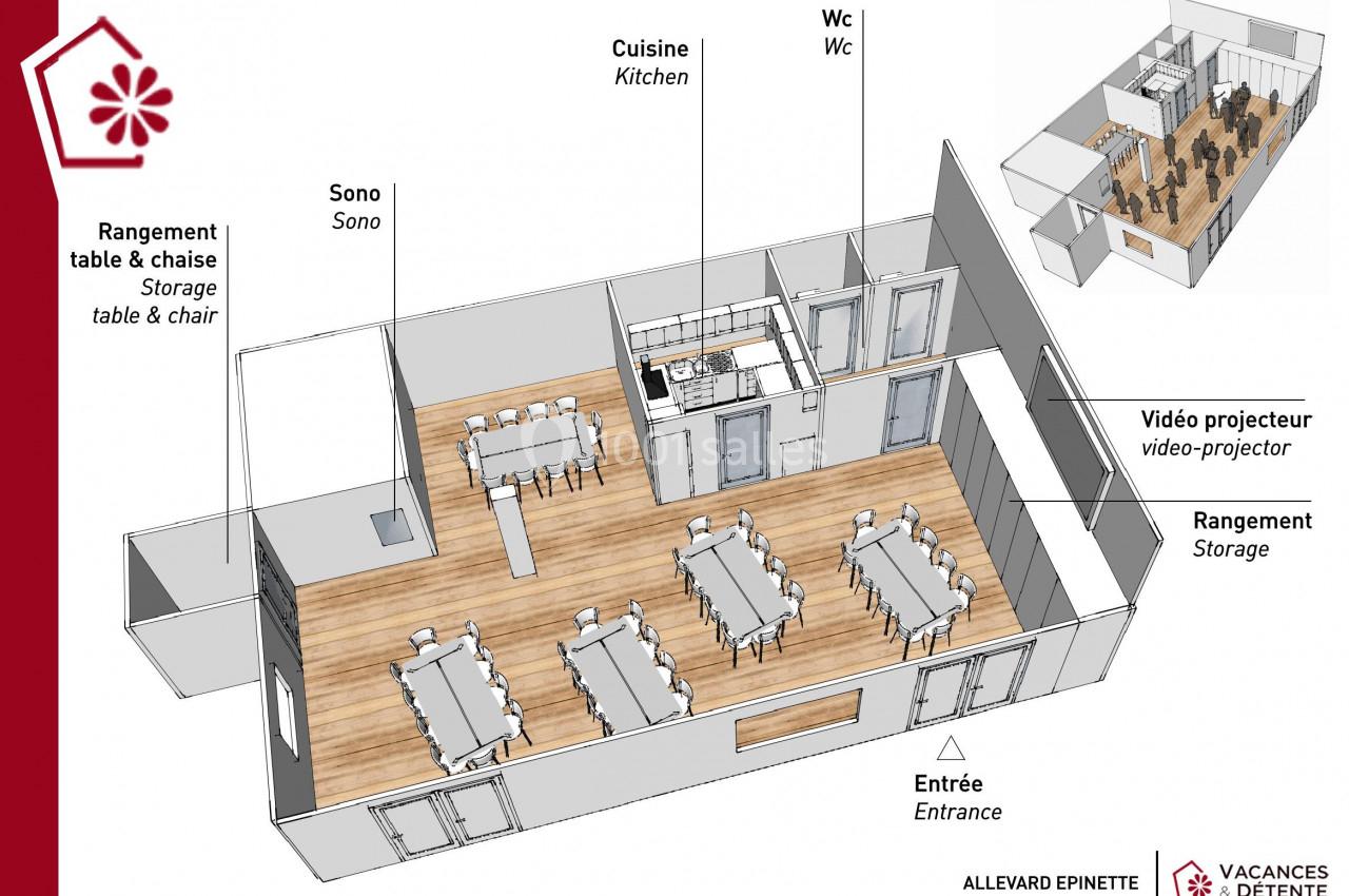 Plan en perspective d'une salle polyvalente avec espaces de rangement, cuisine, sanitaires et équipements audiovisuels.