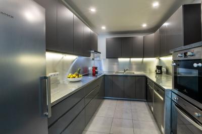 Panneau indiquant les services et parkings du bâtiment Épinette, avec un lampadaire et un paysage en arrière-plan.