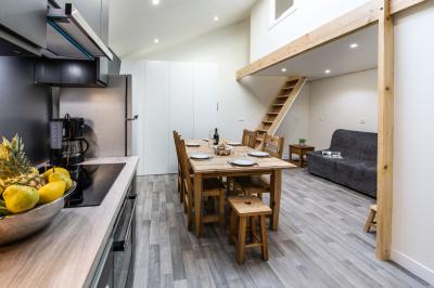 Panneau indiquant les services et parkings du bâtiment Épinette, avec un lampadaire et un paysage en arrière-plan.