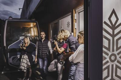 Panneau indiquant les services et parkings du bâtiment Épinette, avec un lampadaire et un paysage en arrière-plan.