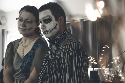 Miniature Location salle Allevard (Isère) - Salle d'Epinette #18 Un enfant déguisé en personnage de clown avec un chapeau violet, tenant un micro devant un clavier.