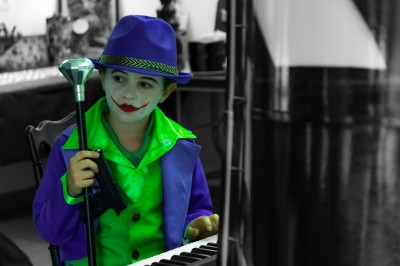 Miniature Location salle Allevard (Isère) - Salle d'Epinette #20 Un enfant déguisé en personnage de clown avec un chapeau violet, tenant un micro devant un clavier.