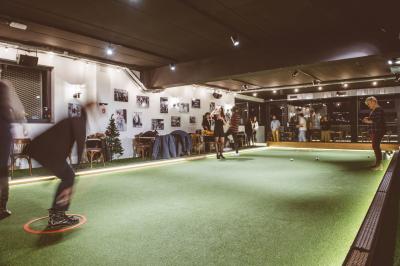 Vue de dessus d'une table en bois avec des planches apéritives, tapas variés et boissons colorées.