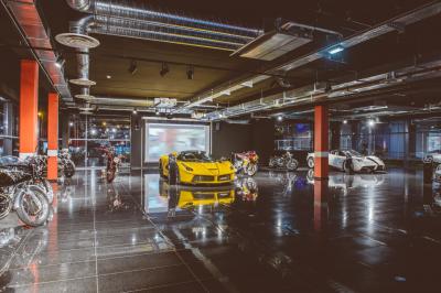 Vue de dessus d'une table en bois avec des planches apéritives, tapas variés et boissons colorées.