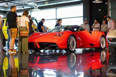 Vue de dessus d'une table en bois avec des planches apéritives, tapas variés et boissons colorées.