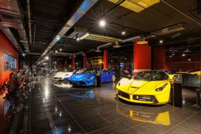 Vue de dessus d'une table en bois avec des planches apéritives, tapas variés et boissons colorées.