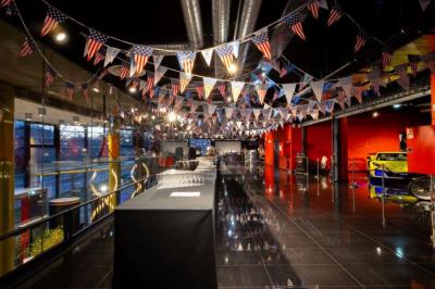 Vue de dessus d'une table en bois avec des planches apéritives, tapas variés et boissons colorées.