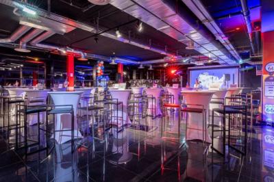 Vue de dessus d'une table en bois avec des planches apéritives, tapas variés et boissons colorées.