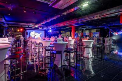 Vue de dessus d'une table en bois avec des planches apéritives, tapas variés et boissons colorées.