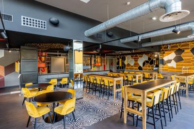 Vue de dessus d'une table en bois avec des planches apéritives, tapas variés et boissons colorées.