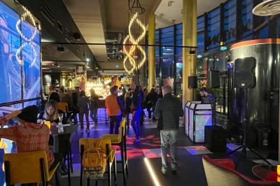 Vue de dessus d'une table en bois avec des planches apéritives, tapas variés et boissons colorées.