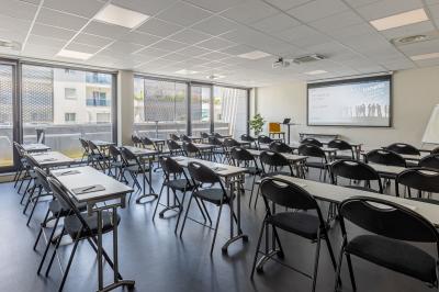 Vue de dessus d'une table en bois avec des planches apéritives, tapas variés et boissons colorées.