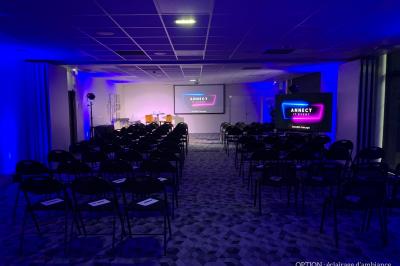 Vue de dessus d'une table en bois avec des planches apéritives, tapas variés et boissons colorées.