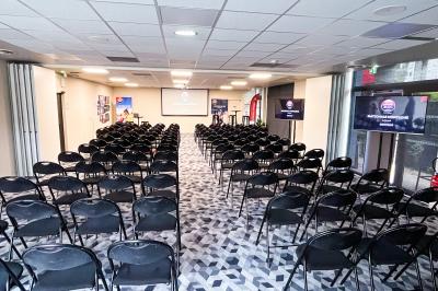 Vue de dessus d'une table en bois avec des planches apéritives, tapas variés et boissons colorées.