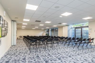 Vue de dessus d'une table en bois avec des planches apéritives, tapas variés et boissons colorées.
