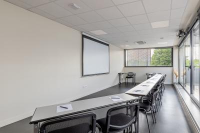 Vue de dessus d'une table en bois avec des planches apéritives, tapas variés et boissons colorées.