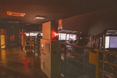 Vue de dessus d'une table en bois avec des planches apéritives, tapas variés et boissons colorées.