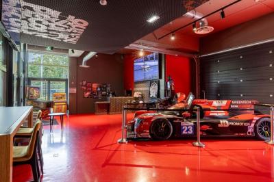 Vue de dessus d'une table en bois avec des planches apéritives, tapas variés et boissons colorées.