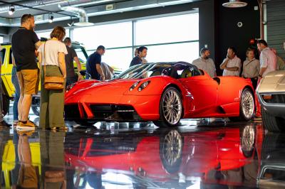 Vue de dessus d'une table en bois avec des planches apéritives, tapas variés et boissons colorées.