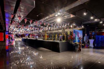 Vue de dessus d'une table en bois avec des planches apéritives, tapas variés et boissons colorées.
