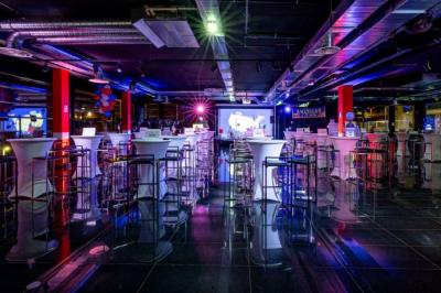 Vue de dessus d'une table en bois avec des planches apéritives, tapas variés et boissons colorées.