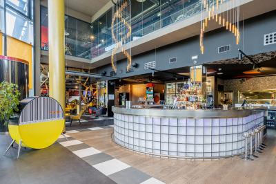 Vue de dessus d'une table en bois avec des planches apéritives, tapas variés et boissons colorées.