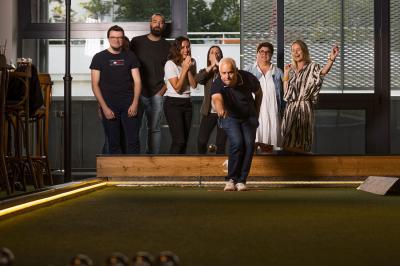Vue de dessus d'une table en bois avec des planches apéritives, tapas variés et boissons colorées.
