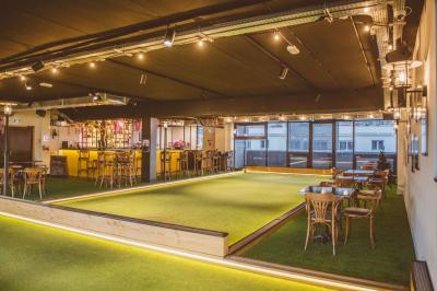 Vue de dessus d'une table en bois avec des planches apéritives, tapas variés et boissons colorées.