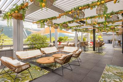 Vue de dessus d'une table en bois avec des planches apéritives, tapas variés et boissons colorées.