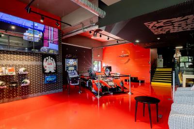 Vue de dessus d'une table en bois avec des planches apéritives, tapas variés et boissons colorées.