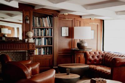 Table dressée pour un petit-déjeuner en extérieur avec vue sur la mer, sous un ciel bleu parsemé de nuages.