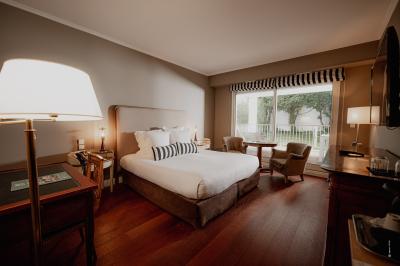 Table dressée pour un petit-déjeuner en extérieur avec vue sur la mer, sous un ciel bleu parsemé de nuages.