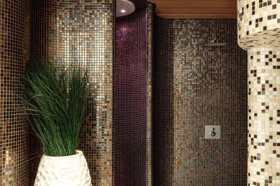 Table dressée pour un petit-déjeuner en extérieur avec vue sur la mer, sous un ciel bleu parsemé de nuages.