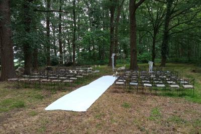 Chambre lumineuse avec lit double, banc capitonné, bureau en bois, lampe et miroir sur un parquet en bois clair.