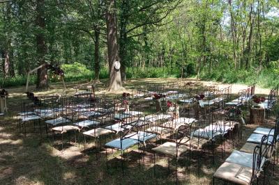 Chambre lumineuse avec lit double, banc capitonné, bureau en bois, lampe et miroir sur un parquet en bois clair.