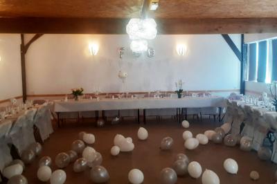 Salle de bain avec douche arrondie, deux lavabos noirs et blancs, miroirs et étagères murales.