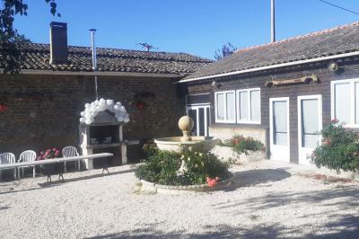 Salle de bain avec douche arrondie, deux lavabos noirs et blancs, miroirs et étagères murales.