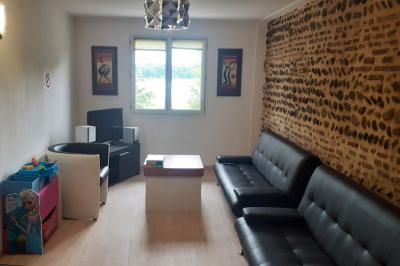 Salle de bain avec douche arrondie, deux lavabos noirs et blancs, miroirs et étagères murales.