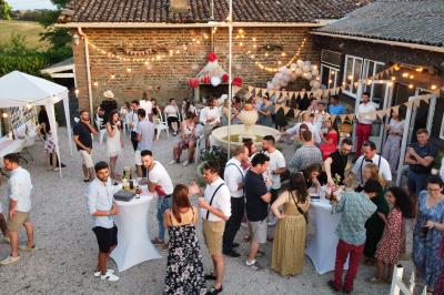 Salle de bain avec douche arrondie, deux lavabos noirs et blancs, miroirs et étagères murales.