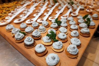 Tente tipi blanche installée sur une pelouse avec une table de pique-nique à proximité, entourée de verdure.