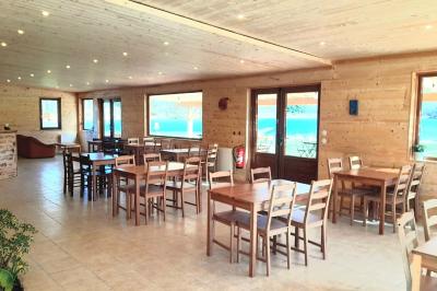 Tente tipi blanche installée sur une pelouse avec une table de pique-nique à proximité, entourée de verdure.