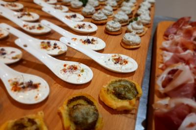 Cabane en bois avec toit en tuiles grises, grandes fenêtres et porte vitrée, située dans un espace arboré.