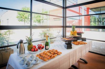 Façade d'un restaurant moderne avec terrasse, grandes baies vitrées et enseigne ’Restaurant Le Bon Plan’.