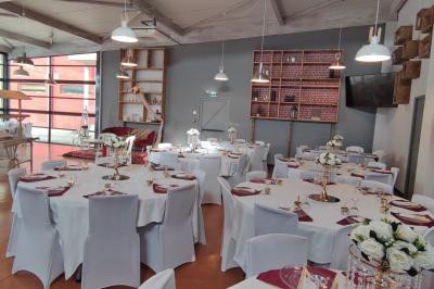 Façade d'un restaurant moderne avec terrasse, grandes baies vitrées et enseigne ’Restaurant Le Bon Plan’.