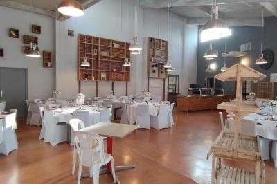 Façade d'un restaurant moderne avec terrasse, grandes baies vitrées et enseigne ’Restaurant Le Bon Plan’.